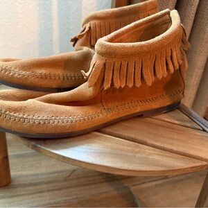 Minnetonka women’s Fringe Tan Suede Boots